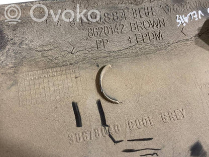 Priekšpusē durvju dekoratīvā apdare (moldings)