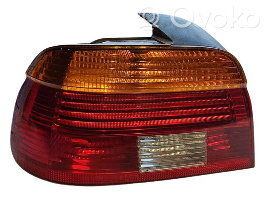 Aizmugurējais lukturis virsbūvē