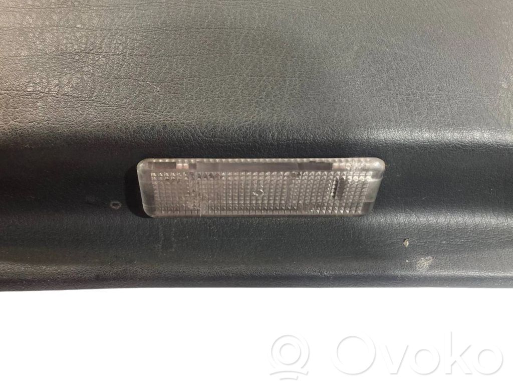 Apšuvums aizmugurējām durvīm