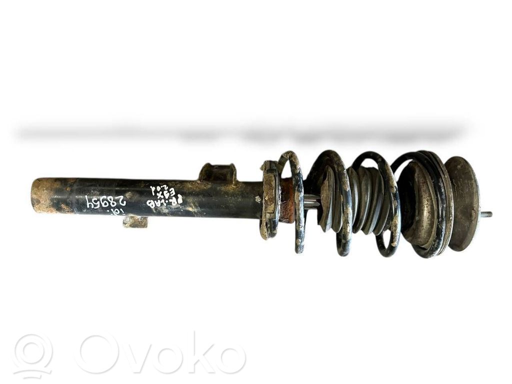 Priekšpusē amortizators ar atsperi