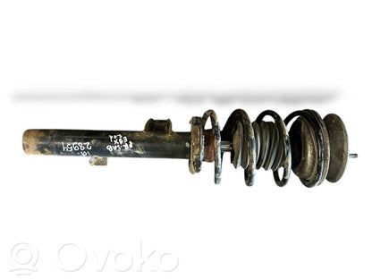 Priekšpusē amortizators ar atsperi