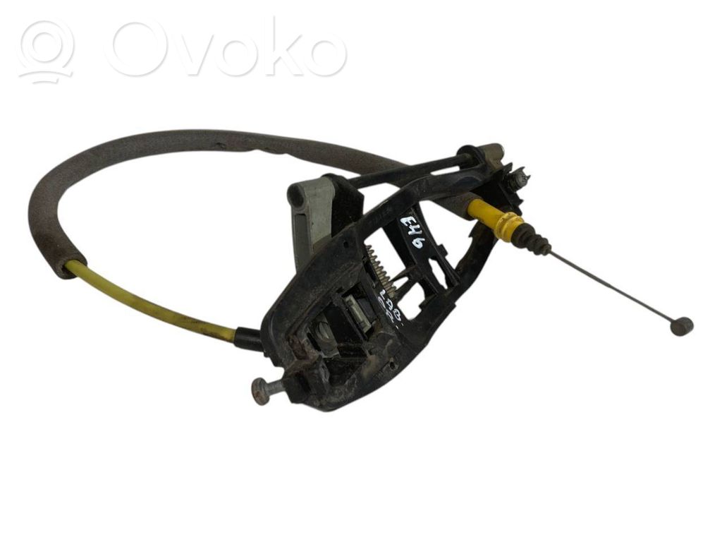 Priekšpusē turētājs / kronšteins ārējam atvēršanas rokturim