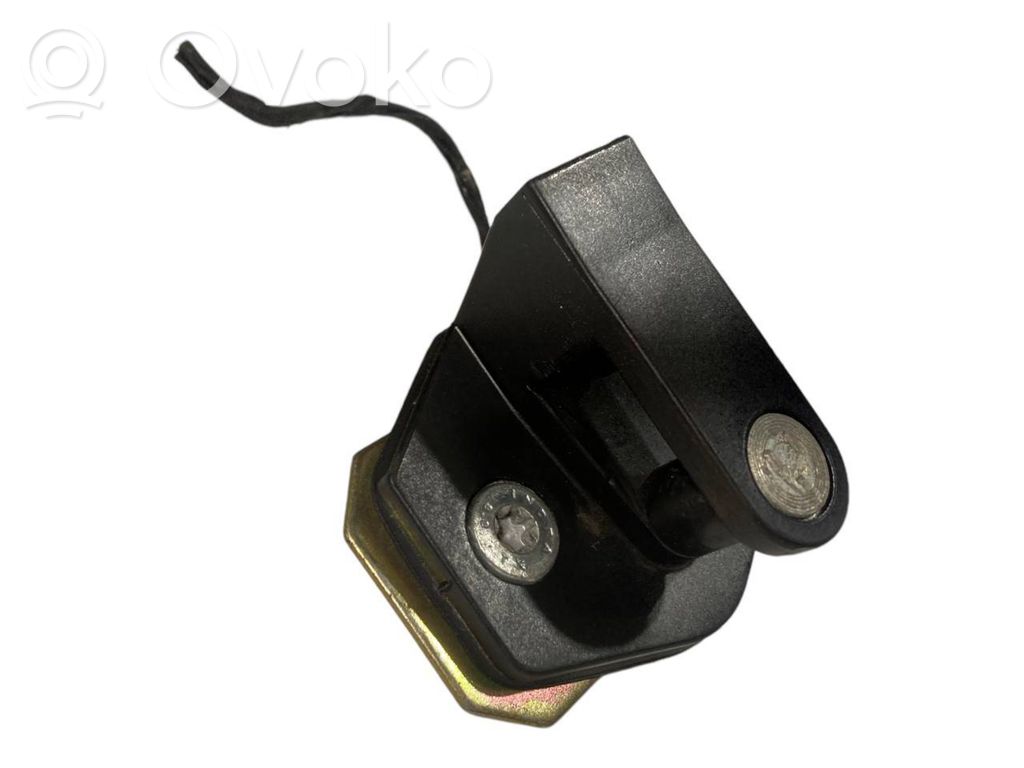 Priekšpusē slēdzenes cilpa