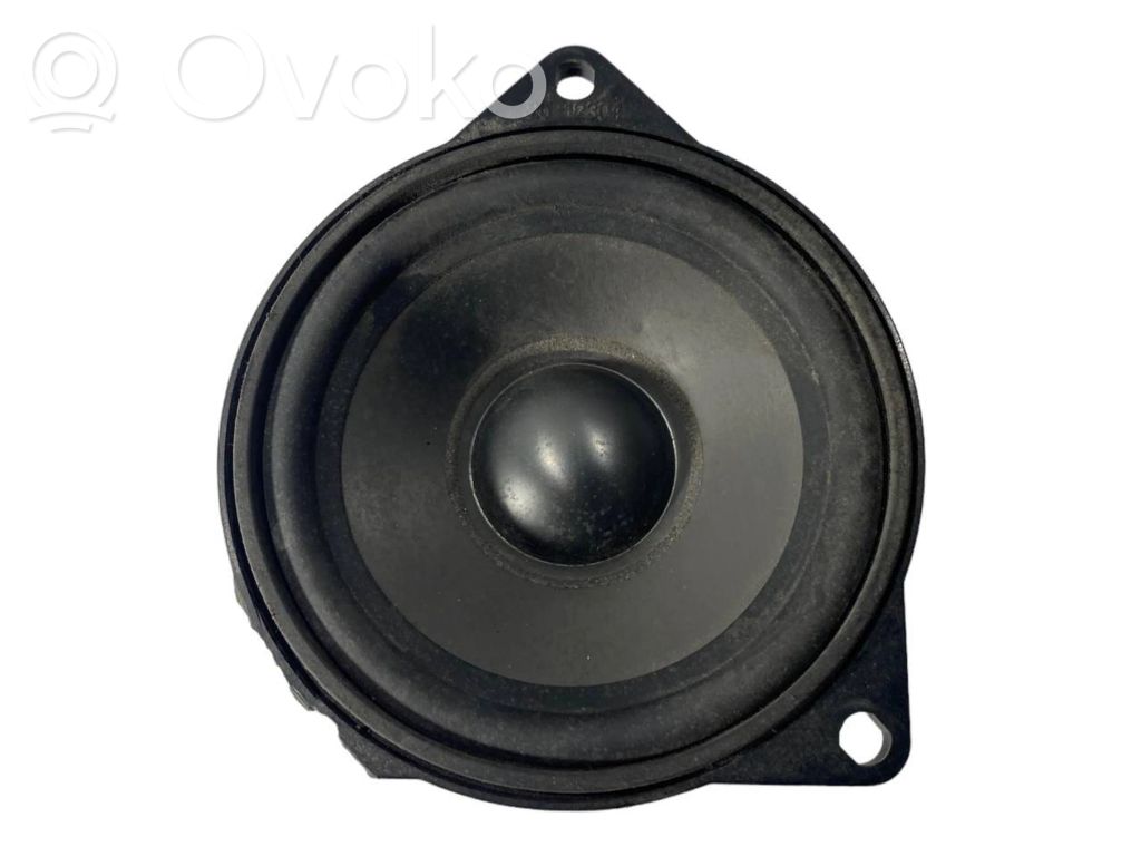 Skaļrunis (-i) pakaļējās durvīs