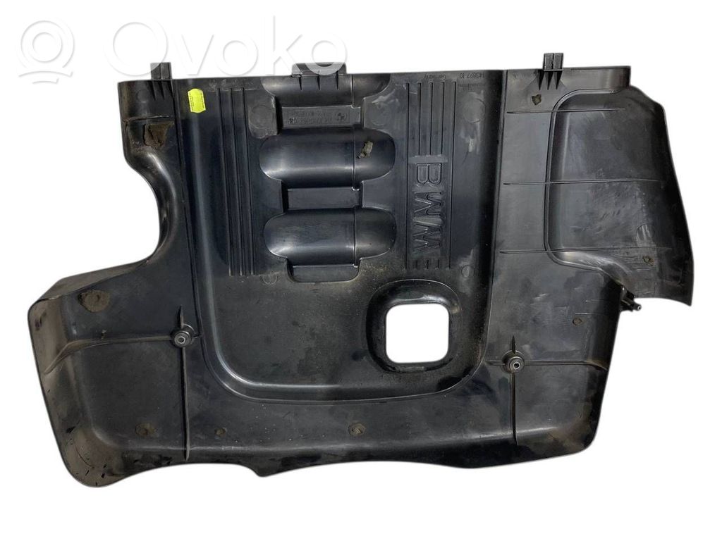 Dzinēja pārsegs (dekoratīva apdare)