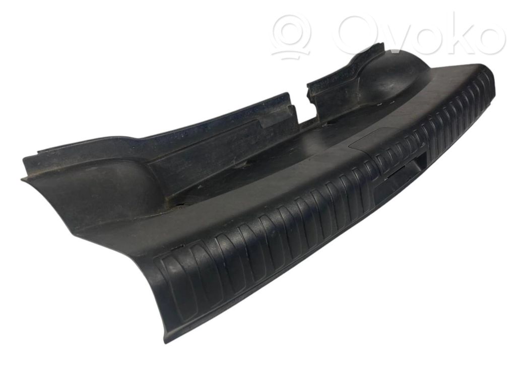 Bagāžnieka sliekšņa dekoratīvā apdare