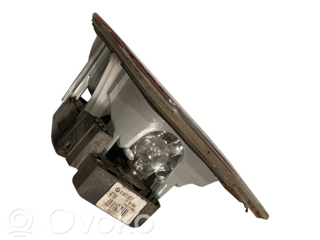 Aizmugurējais lukturis pārsegā