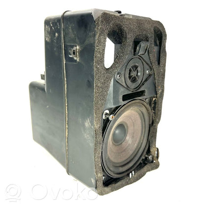 Skaļrunis (-i) aizmugurējā palodzē