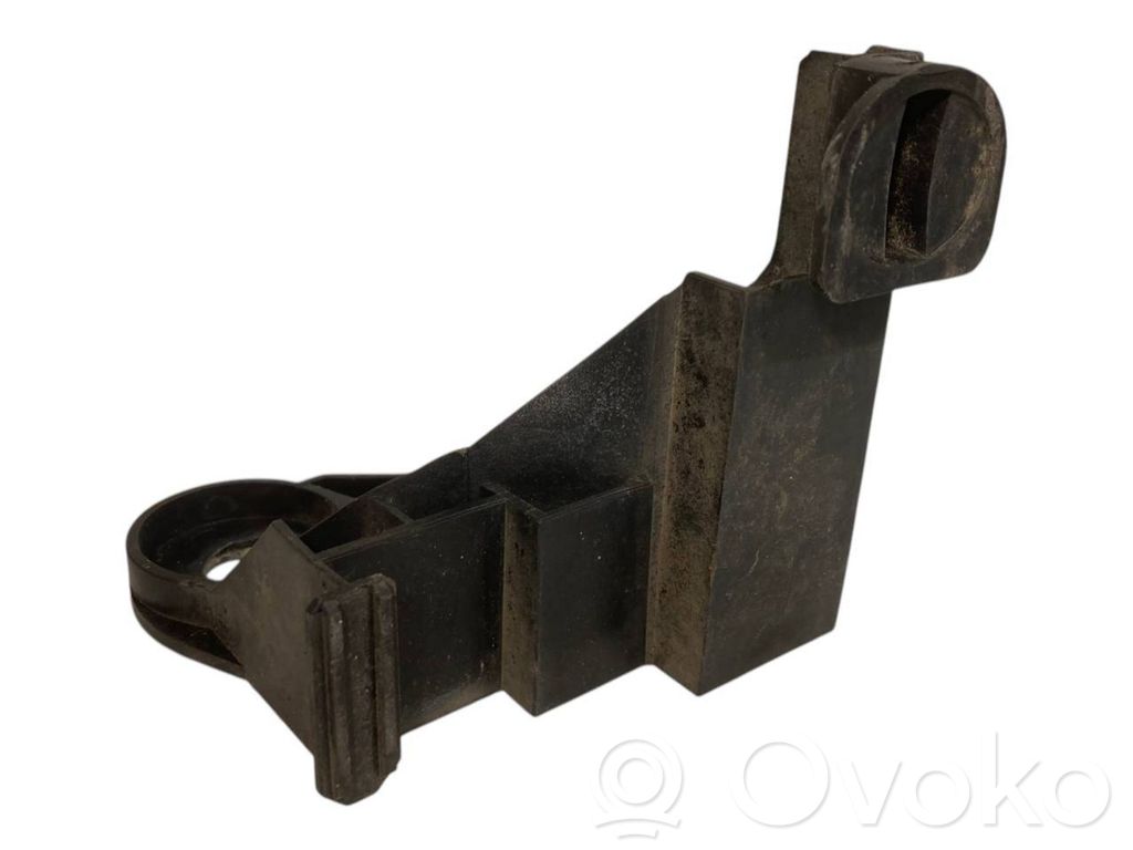 Priekšpusē bampera turētājs