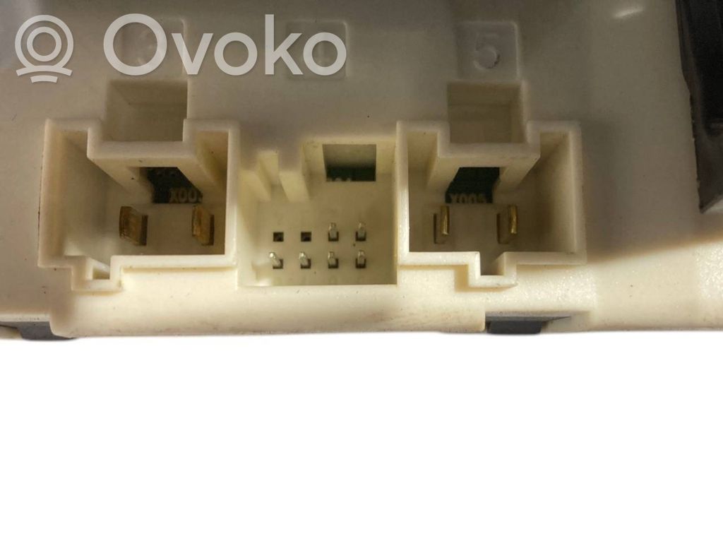 Aizmugurējā pārsega pievilcējs