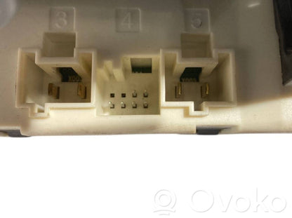 Aizmugurējā pārsega pievilcējs