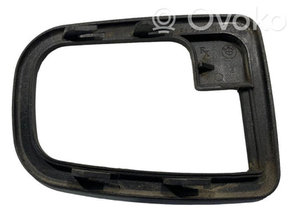 Priekšpusē durvju roktura vāciņš