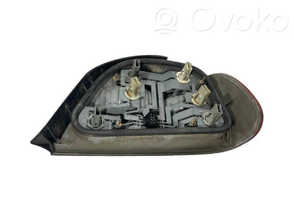 Aizmugurējais lukturis virsbūvē