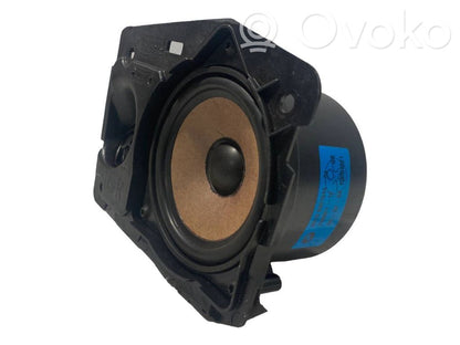 Skaļrunis (-i) pakaļējās durvīs