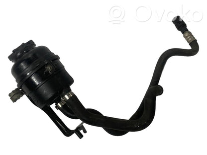 Stūres pastiprinātāja šķidruma tvertne