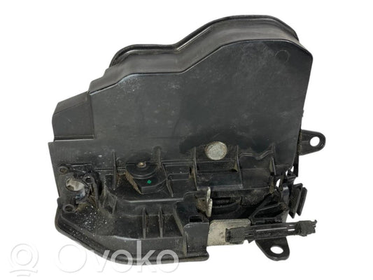 Priekšpusē slēdzene