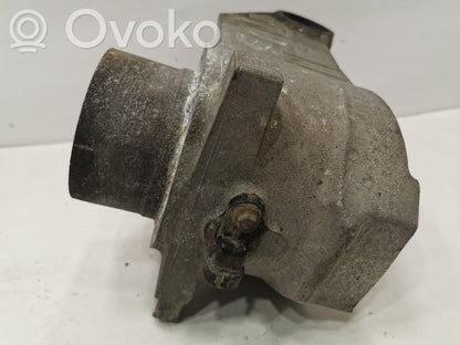 Aizmugurē riteņa rumbas vārpstas šarnīrs (stupica, capfa)