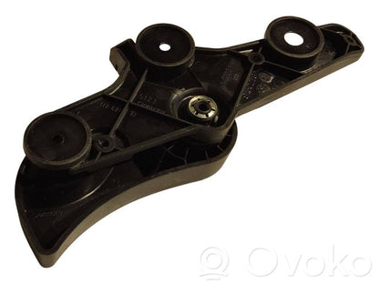 Dzinēja pārsega attaisīšanas rokturītis