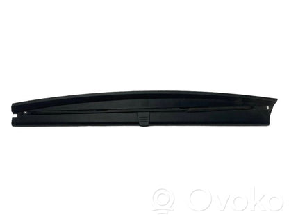 Aizmugurē logu aizkars