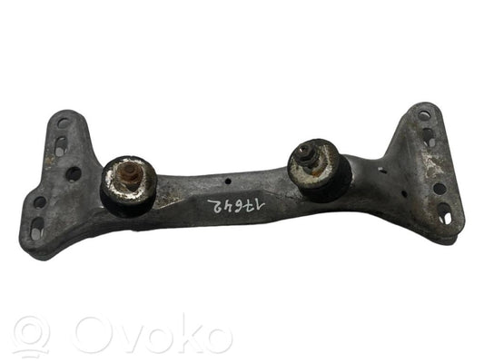 Engine mounting bracket