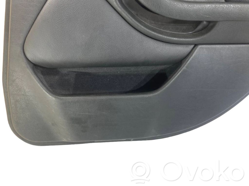 Apšuvums aizmugurējām durvīm