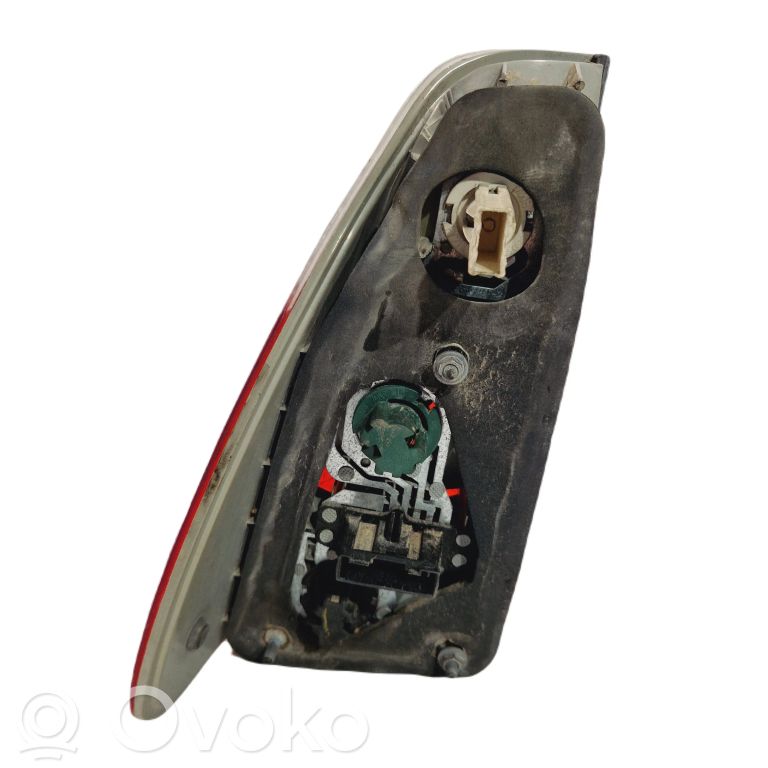 Aizmugurējais lukturis virsbūvē