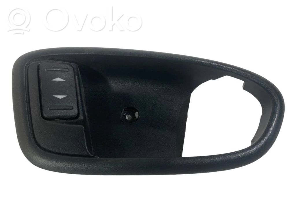 Priekšpusē durvju roktura vāciņš