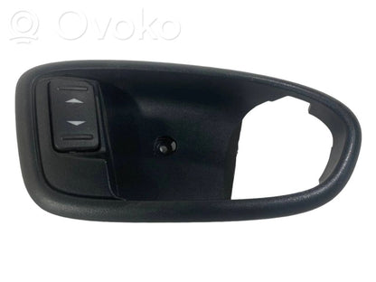 Priekšpusē durvju roktura vāciņš