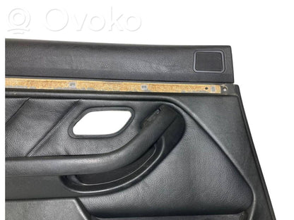 Занавеска на окне сзади