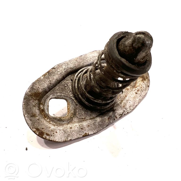 Dzinēja pārsega slēdzene