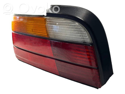 Aizmugurējais lukturis virsbūvē