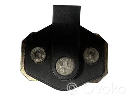 Aizmugurē slēdzenes cilpa