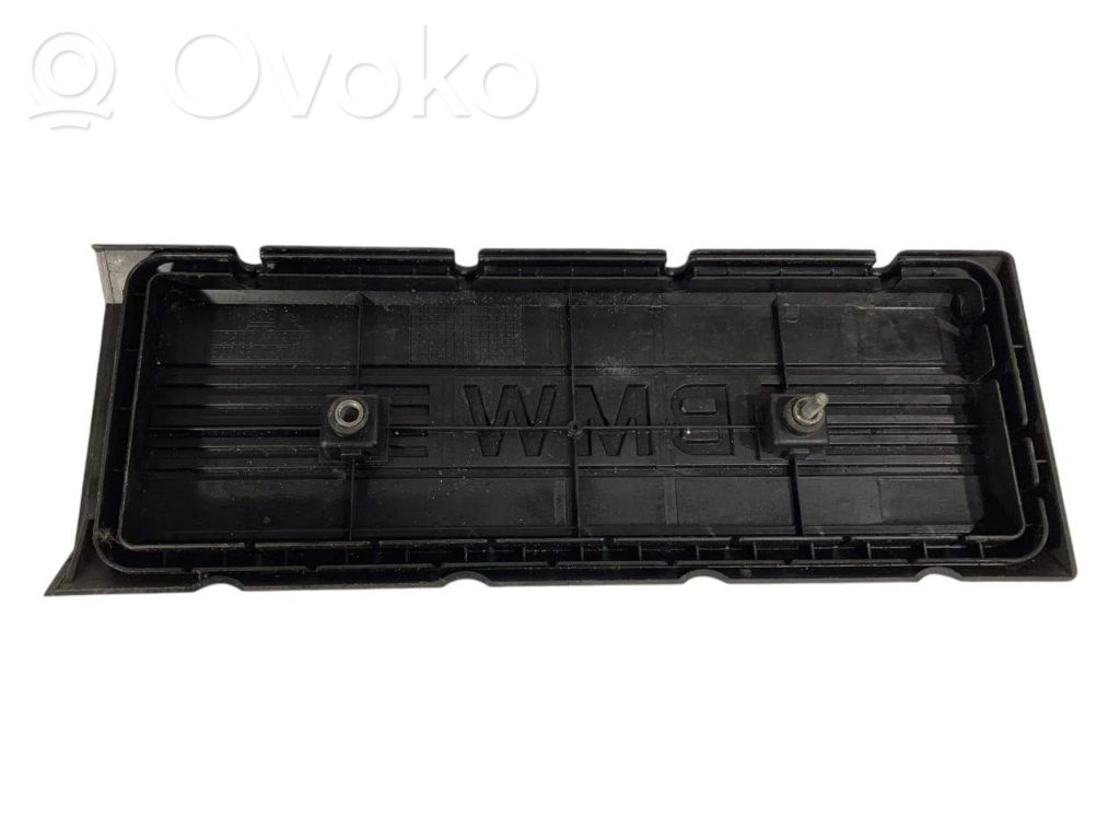 Dzinēja pārsegs (dekoratīva apdare)