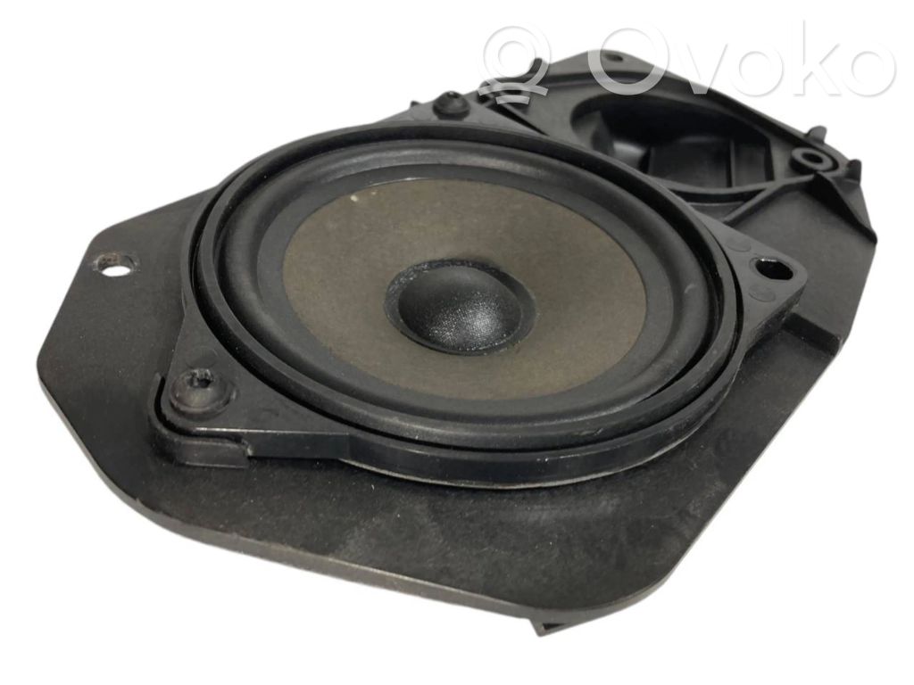 Skaļrunis (-i) pakaļējās durvīs