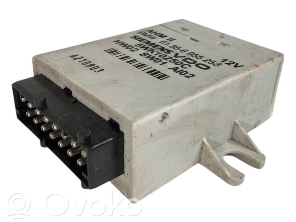 Piekabes āķa vadības bloks