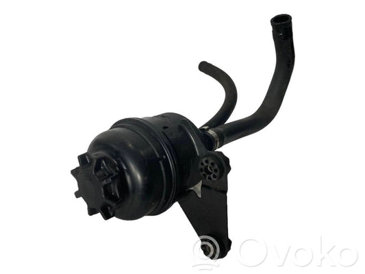 Stūres pastiprinātāja šķidruma tvertne