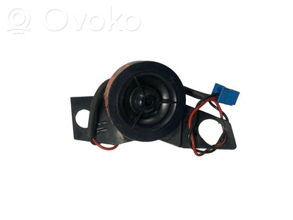 Augsto frekvenču skaļrunis (-i) priekšējās durvīs