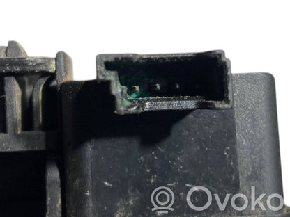 Aizmugurējā pārsega slēdzene