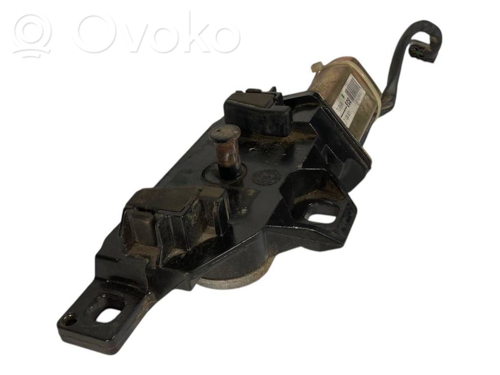 Aizmugurējā pārsega pievilcējs