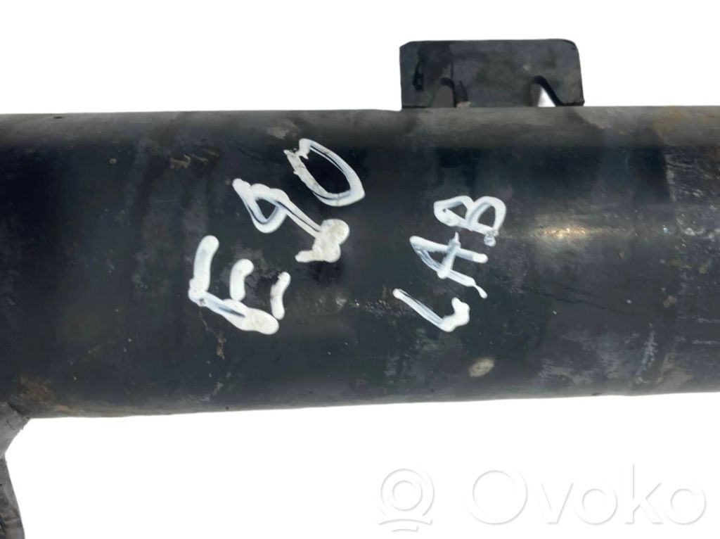 Priekšpusē amortizators ar atsperi