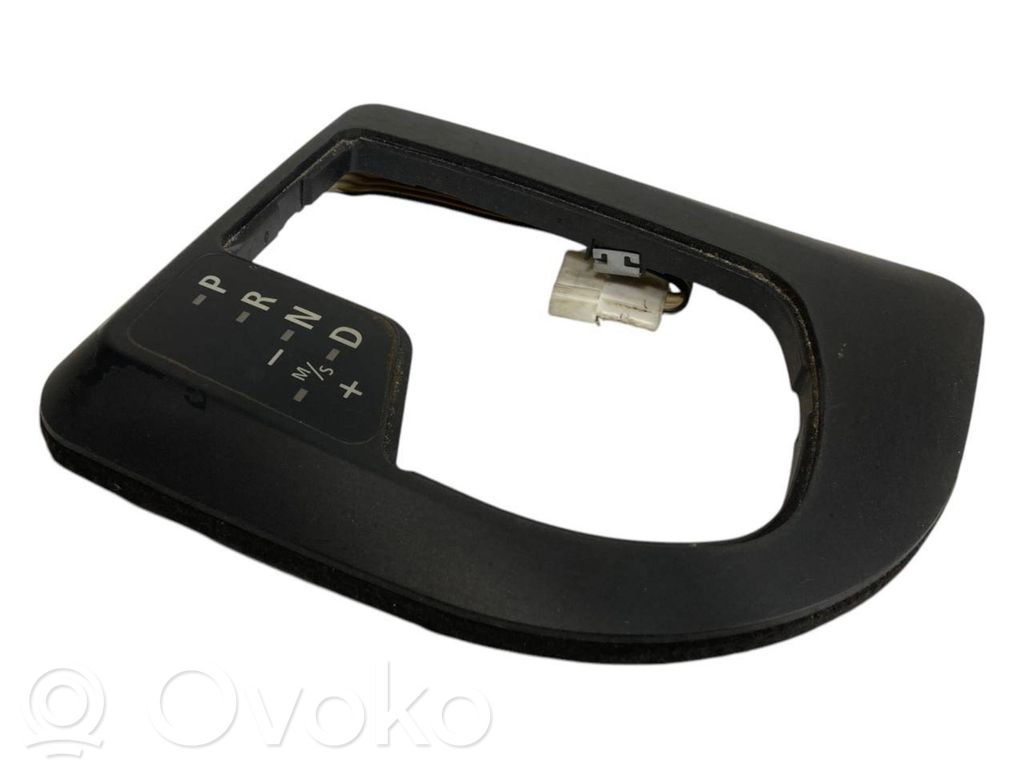 Ātrumu pārslēgšanas sviras dekoratīvā apdare (plastmasas)