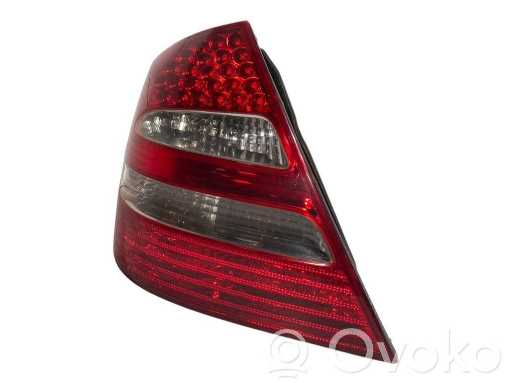 Aizmugurējais lukturis virsbūvē