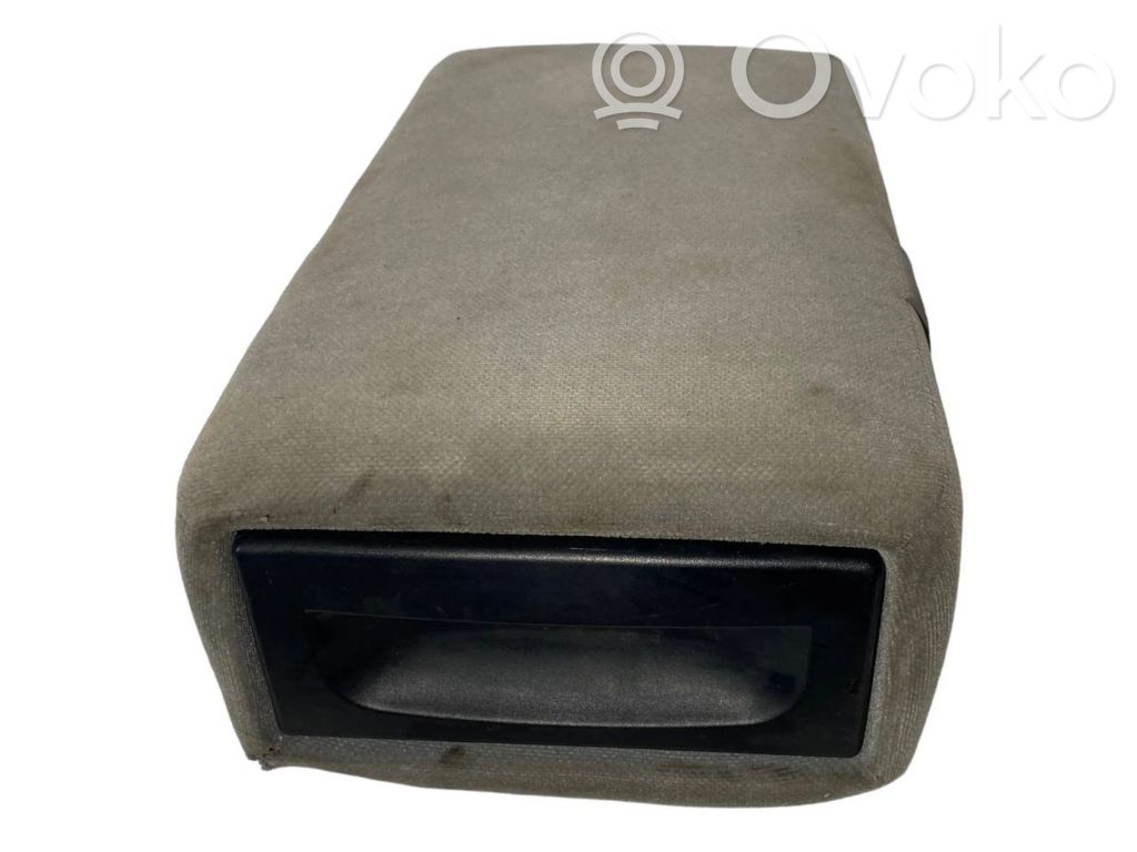 Glāžu turētājs (aizmugurē)