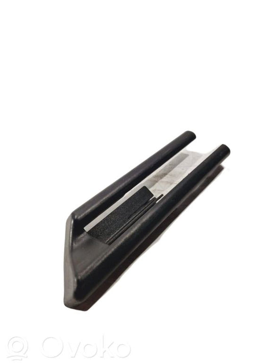 Priekšējā vadītāja sēdekļa sliedītes dekoratīvā apdare