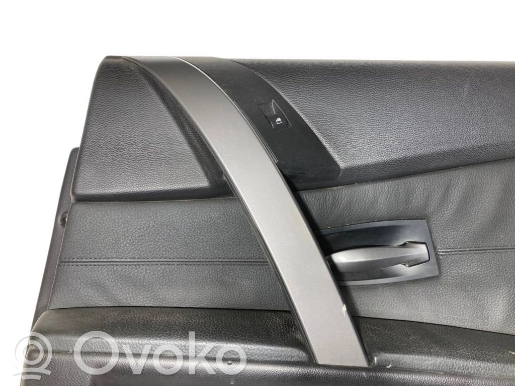 Apšuvums aizmugurējām durvīm