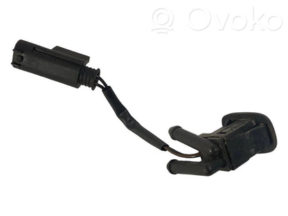 Mazgāšanas šķidruma smidzinātājs (-i) priekšējam logam