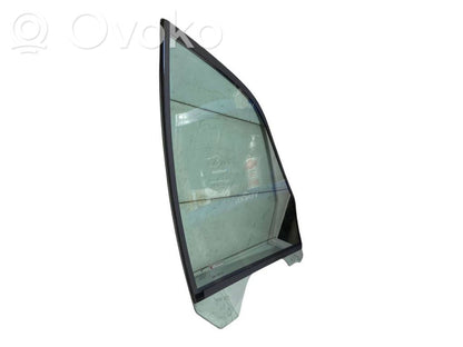 priekšējo durvju stikls (četrdurvju mašīnai)