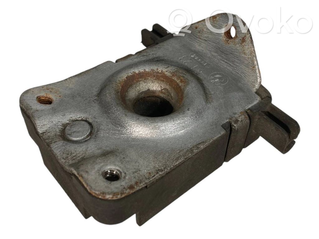 Dzinēja pārsega slēdzene