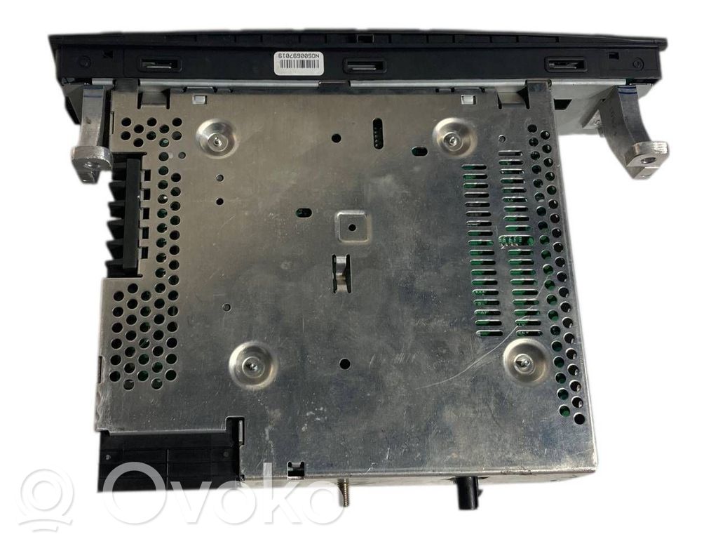 Radio / CD/DVD atskaņotājs / navigācija