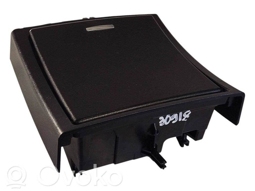 Pelnutrauks (aizmugurē)